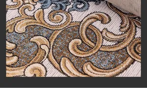 Gros plan détaillé de la housse de canapé en chenille avec motif floral jacquard baroque