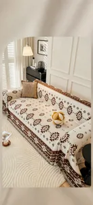 Texture détaillée du jeté de canapé bohème en chenille avec jacquard géométrique et franges
