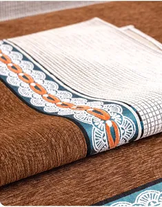Detail van chenille bankkussen met prachtig borduurwerk kant en getextureerde rand
