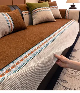 Detail van chenille bankkussen met etnisch weefsel en luxe geruit stiksel