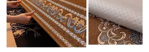 Gros plan sur la housse de canapé en chenille avec motif jacquard et envers antidérapant