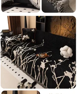 Dettaglio del copridivano in ciniglia jacquard con motivi floreali e bordi con frange