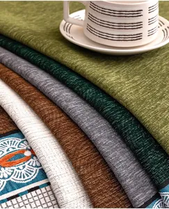 Detail van chenille bankhoezen in meerdere kleuren met gestreepte textuurpatronen