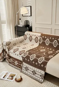 Détail de la couverture bohème en coton double face avec franges et motifs tribaux