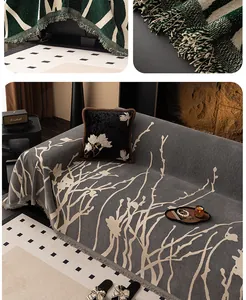 Dettaglio del copridivano in ciniglia con trama jacquard verde scuro e frange