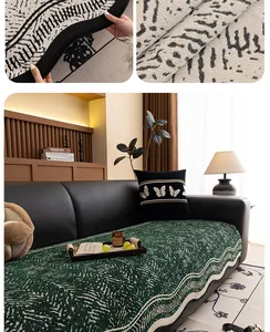 Nahaufnahme von Chenille-Sofa-Bezug mit grüner Textur und rutschfester Rückseite