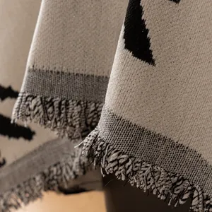 Moderne chenille bankhoes met zilveren draad geometrisch patroon en afwerking met franjes