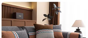 Detail van chenille patchwork bankkussen met golvende kanten rand en getextureerde stof