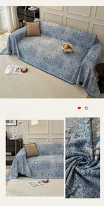 Detalle de funda de sofá Melam azul de chenilla con patrones geométricos y flecos