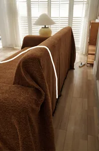 Vue détaillée du couvre-canapé à chevrons marron foncé de 230cm avec franges noires