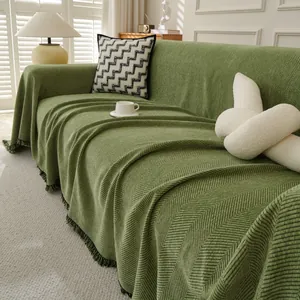Grüne Sofaüberwurf Decke mit Fischgrätenmuster und Fransen im Nordic Design