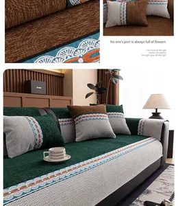 Detail van groen chenille bankkussen met gestructureerde stof en luxe borduursels