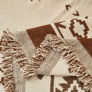 Couverture jetée de canapé bohème à motifs géométriques avec pompons épais