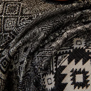 Funda de sofá de chenilla reversible con texturas geométricas en blanco y negro