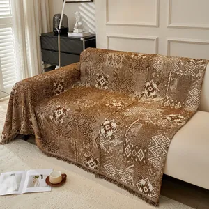 Dicke Sofaüberwurf aus Chenille mit geometrischem Jacquard-Muster und Fransen im Wohnzimmer