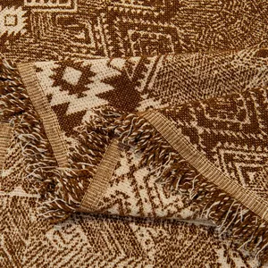 Jacquard-Sofabezug aus Chenille in Braun und Beige mit geometrischem Muster und Fransen