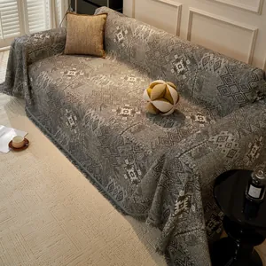 Grauer Chenille-Sofawurf mit böhmischen geometrischen Mustern und Fransenquasten