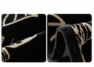 Dettaglio del cuscino per divano in ciniglia bianco e nero con trama di fibre fitte