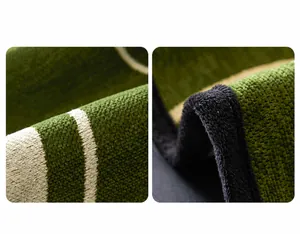 Dettaglio del copridivano in ciniglia verde con trama a trama e bordo in velluto nero