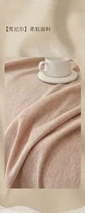 Primer plano de funda de sofá en chenilla crema con textura acanalada suave y confortable