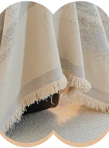 Primer plano de funda de sofá de chenilla con patrón artístico y flecos suaves