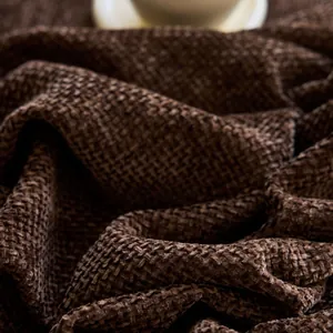 Dunkelbrauner Sofabezug aus Chenille mit Waffelstruktur in Nahaufnahme im Detail