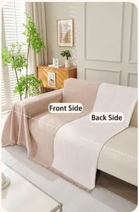 Detalle de la funda de sofá tejida en caqui y beige con bordes decorativos de flecos