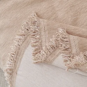 Manta de sofá beige gruesa con textura y flecos en estilo nórdico minimalista