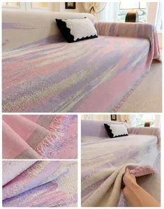 Vista detallada de la funda de sofá de chenilla púrpura con textura suave y flecos