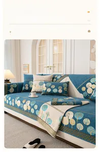 Détail de la housse de canapé en chenille bleue avec broderie d'arbre dorée