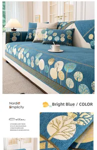 Vue détaillée d'une housse de canapé en chenille bleue avec motifs d'arbres tissés