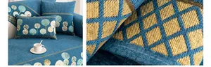 Détail de la housse de canapé en chenille bleu foncé avec broderie d'arbre dorée