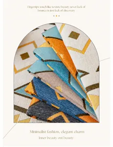 Primer plano de funda de sofá de chenilla bohemia con patrones geométricos y textura
