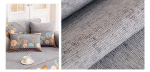 Gros plan du tissu de housse de canapé en chenille grise avec broderies d'arbres
