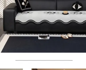 Détail du coussin de canapé en jacquard chenille avec bordure vague et broderie florale