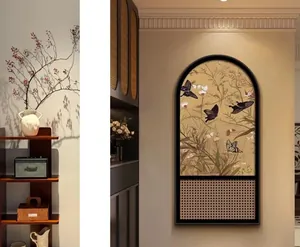 Détail d'un tableau en chenille jacquard avec motif papillon et cadre aux détails tressés