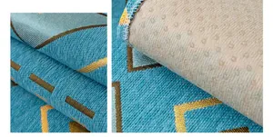 Détail de housse de canapé en chenille avec motif géométrique et envers antidérapant