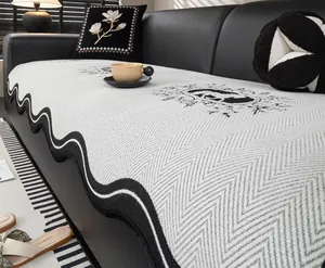 Détail du coussin de canapé en chenille jacquard avec bords ondulés noir et blanc et totem
