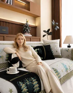 Nahaufnahme eines festlichen Sofa-Sitzkissens aus Chenille mit Hirschmustern und Quastensaum