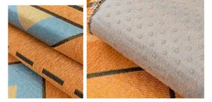 Détail de la housse de canapé en chenille avec texture tissée et dos antidérapant