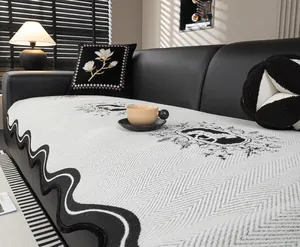 Détail du coussin de canapé en jacquard de chenille avec texture à chevrons et bords noirs
