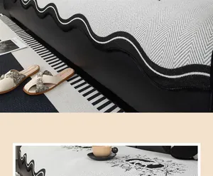Détail de housse de canapé en chenille avec bords ondulés et motif panda artistique
