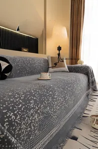 Makro-Detail des Sofa-Bezugs aus Chenille mit kratzfestem Stoff und weichen Fransen