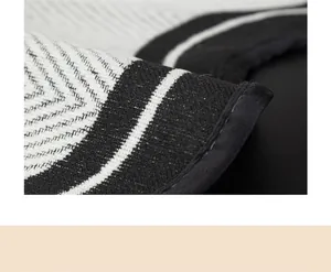 Vue macro du tissu chenille jacquard avec texture rayée et bordure noire cousue