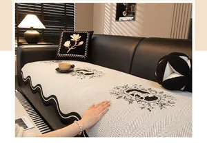 Détail de la housse de canapé en jacquard de chenille avec motifs de chevaux et bords noirs