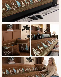 Detailansicht kaffeebrauner Sofaüberzug aus Chenille mit Rentier-Stickerei-Muster