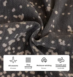 Makrodetail aus dickem grauem Chenille-Stoff mit Leopardenmuster und weichen Weblinien