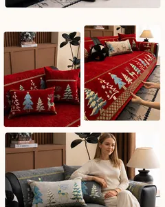 Detail der roten Chenille-Sofaabdeckung mit weihnachtlichen Hirsch- und Schneeflockenmustern