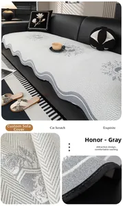 Détail du coussin de canapé gris en chenille avec bords ondulés et texture à chevrons