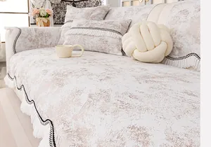 Détail de la housse de canapé en chenille avec volants élégants et tissu texturé luxe